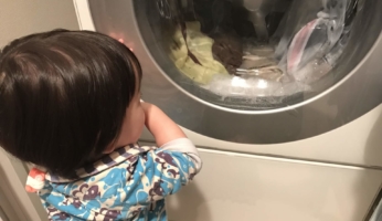 洗濯機を見る子ども