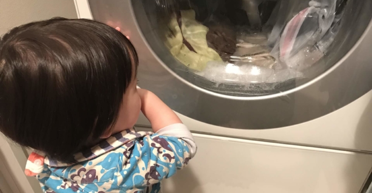 洗濯機を見る子ども