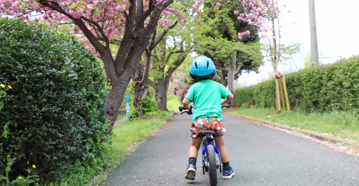 ペダルなし二輪遊具に乗る子ども